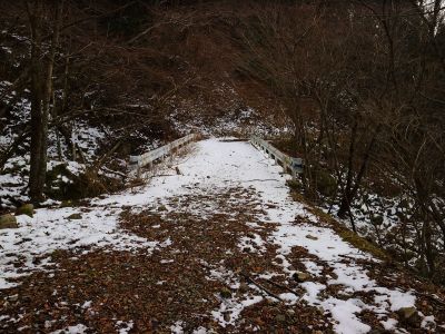 金引橋まで下りてきた。橋を渡ってアイゼンを外して長い林道を歩いていくことになる