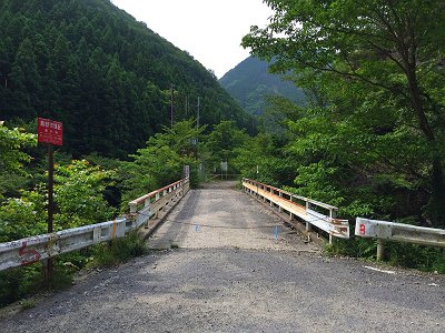 車を停めて熊渡のこの橋を渡ります