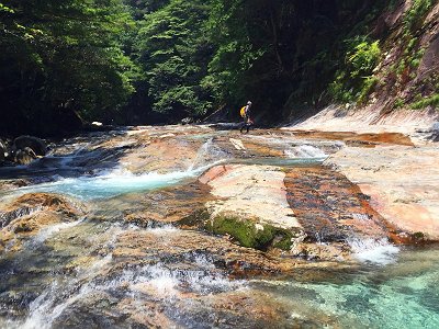 2段10Mの滝の上部はナメ地帯