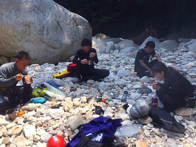 垢離取場で食事